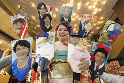 写真：今年話題となった人物を描いた「変わり羽子板」。高市早苗首相（手前左）、ドジャースの大谷翔平選手（中央右）や山本由伸選手（同左）らがモデルに選ばれた＝３日午前、東京都台東区
