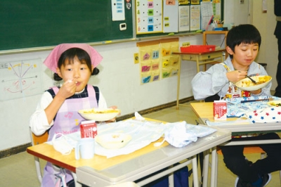 写真：白老産のホッキを使ったカレーを味わう竹浦小の児童