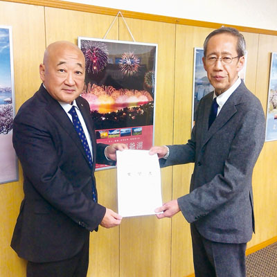 写真：下道町長（左）に要望書を手渡す鈴木会長