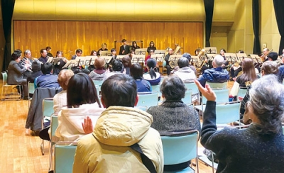 写真：思いのこもった演奏を披露するメンバー