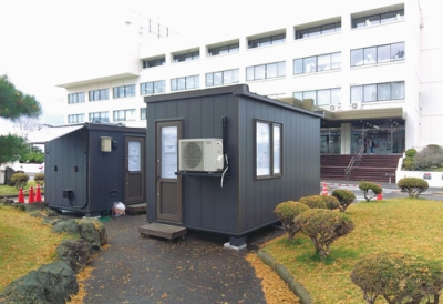 写真：市役所前に設置したタイニーハウス