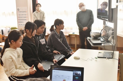 写真：画面越しに豊浦町の魅力を伝える大岸小児童