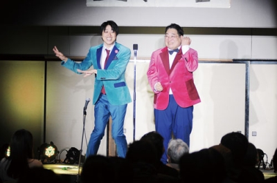 写真:会場を盛り上げるお笑いコンビ「三拍子」