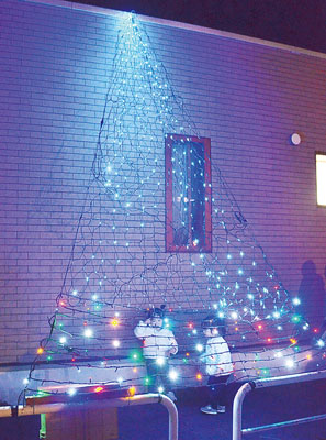 写真：色とりどりの光を放つイルミネーションに喜ぶ子どもたち