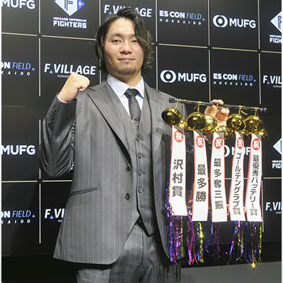 写真:契約更改交渉を終え、ポーズをとる日本ハム・伊藤=3日、エスコンフィールド北海道