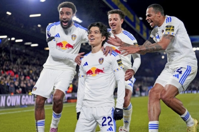 写真：チェルシー戦でリーグ初得点を決め、チームメートと喜ぶ田中（中央）＝リーズ（ＡＰ＝共同）