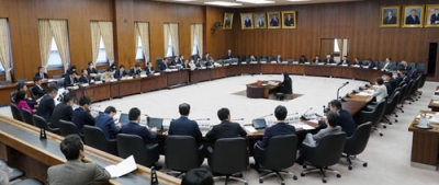 写真：国会で開かれた衆院憲法審査会＝４日午前