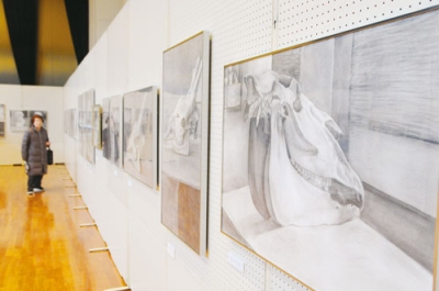 写真：塾生の鉛筆デッサンなど力作が並ぶ展示会