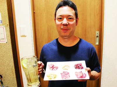 写真：笑顔で宴会プランを紹介する清水佑哉店長