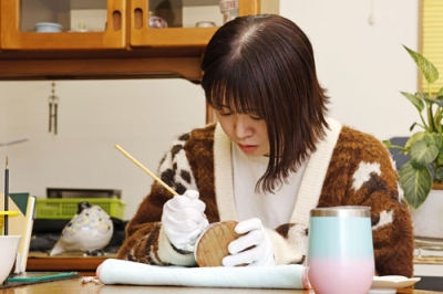 写真：「九谷焼」の絵付け作業をする森亜光さん＝１１月、石川県能美市