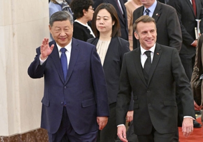 写真:歓迎式典に臨む中国の習近平国家主席(左)とフランスのマクロン大統領=4日、北京の人民大会堂(共同)