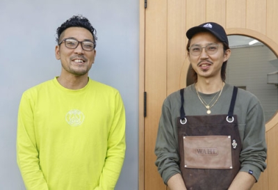 写真：美容室「ツミキ」オーナーの三宅亮輔さん（左）と美容師の平林久明さん＝２０２４年１０月、岡山県倉敷市