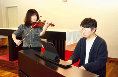 写真:リハーサルを行う吉井さん(左)と芳野さん