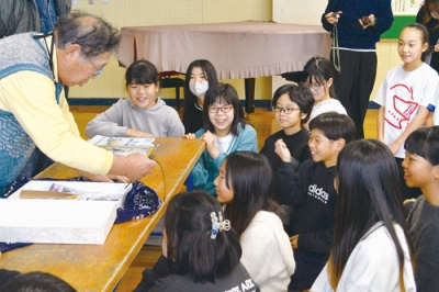 写真：鍛錬したペーパーナイフに目を輝かせる児童たち