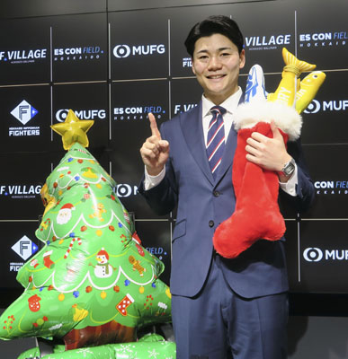 写真:契約交渉を終え、ポーズをとる日本ハム・清宮幸=4日、エスコンフィールド