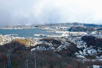 写真：３日からの雪で銀世界となった室蘭市内＝４日午前１０時