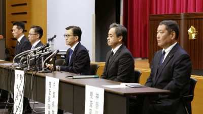 写真:記者会見する警視庁の親家和仁刑事部長(中央)ら=5日午前、警視庁