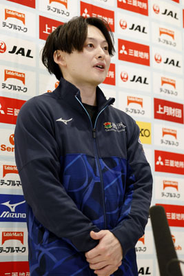 写真:体操の全日本団体・種目別選手権で取材に応じる米倉英信=11月、高崎アリーナ