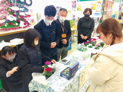 写真：販売学習に取り組む伊達高等養護学校園芸科の生徒
