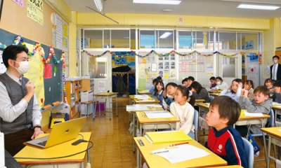 写真：李さんのふるさと、中国文化の話を夢中になって聞く児童ら