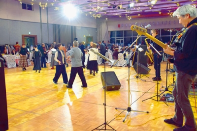 写真:生演奏とダンスで親睦を深める参加者たち