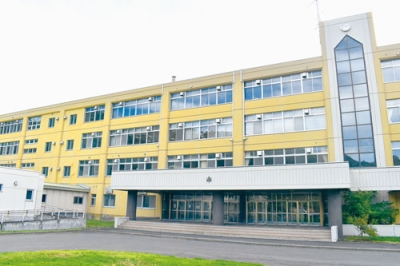 写真：洞爺湖町の高台にある虻田高校