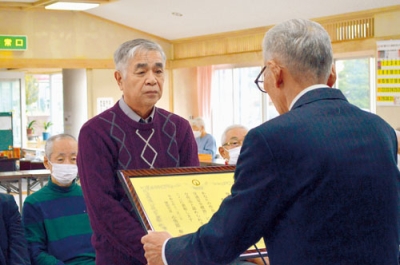写真：木村会長から表彰状を受け取る入賞者