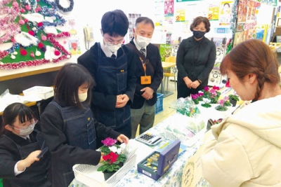写真：販売学習に取り組む伊達高等養護学校園芸科の生徒