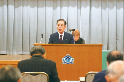 写真：定期総会であいさつする大友会長
