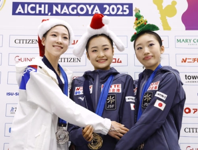 写真：写真に納まるジュニア女子で優勝した島田麻央（中央）と３位の岡田芽依（右）＝ＩＧアリーナ