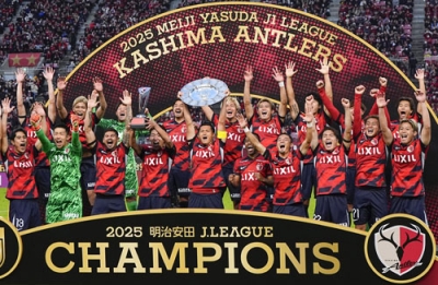 写真:サッカーJ1で9年ぶり9度目の優勝を果たし、大喜びする鹿島の選手たち=6日、メルカリスタジアム