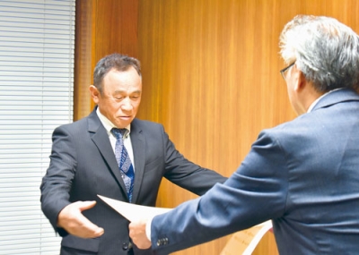 写真:瑞宝双光章の勲記を受ける久保さん