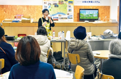 写真：炒めた「えったま３３３」を使ったレシピに聞き入る参加者