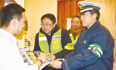 写真:啓発資材を手渡す小笠原市長(左)と佐藤所長