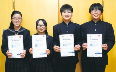 写真：英検準２級に合格した星蘭中３年の４人