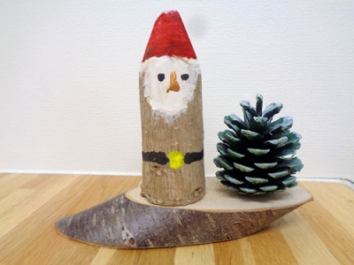 写真：木の枝を削って色を付ければ、サンタさんに。松ぼっくりのツリーと並べて、素敵なクリスマス飾りのできあがりです。