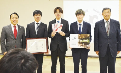 写真:優勝したKIMLAB.の右から森さん、藤田さん、黒田さん。右端は福井誠校長、左端は辻会長