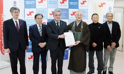 写真:外囿専務理事(左から3人目)に集めた署名を託す奥村会長