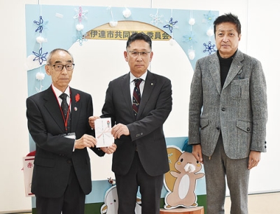 写真:歳末たすけあい募金に善意を届ける小杉会長(中央)と西川副会長(右)