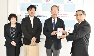 写真:福祉の充実を願い善意を町社協に寄せる洞爺LC会員たち(左)