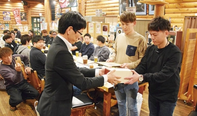 写真:今季の上位チームや優秀選手をたたえた表彰式