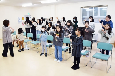 写真:本番に向けて練習に励む団員たち