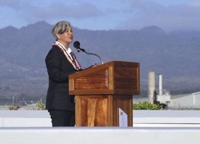 写真:7日、米ハワイの真珠湾で営まれた式典で演説するスザンヌ・バレスラム元米陸軍少将(共同)