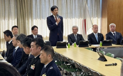 写真:自民党の会合であいさつする小林政調会長(中央)。左隣は小野寺五典安全保障調査会長=8日午前、東京・永田町の党本部