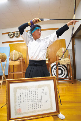 写真:全国Vを狙って一射入魂する竹村さん