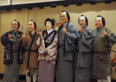 写真:取材会に登場した(左から)沢村精四郎、梶原善、寺島しのぶ、中村獅童、市川中車、市川猿弥=東京都中央区