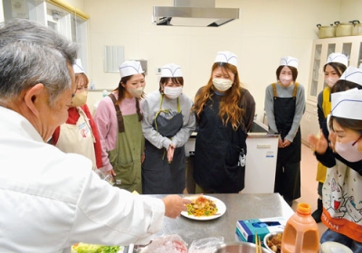 写真：閻魔やきそばの作り方を教わる幼稚園の保護者ら