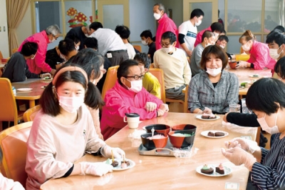 写真：菓子作りで親睦を深める洞爺ＬＣ会員と施設利用者