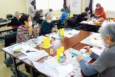 写真：身の回りの物を使ってひな人形を作る参加者