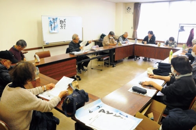 写真：来年の活動内容を決めた総会